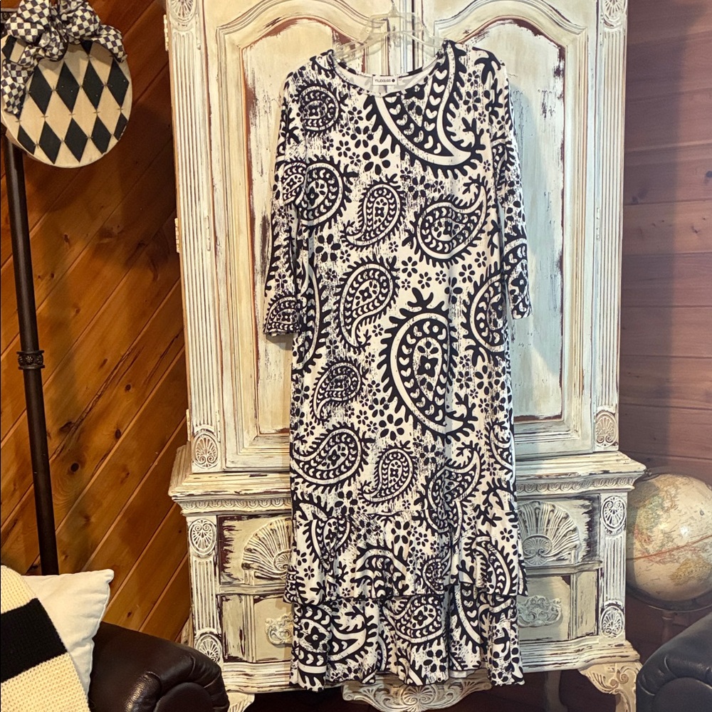 Chic Monochrome Paisley Long Sleeve Dress